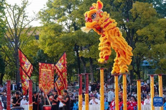 10月19日，云南魯木納龍獅藝術團隊員在南獅高樁自選套路項目中比賽，最終他們獲得該項目銅獎。