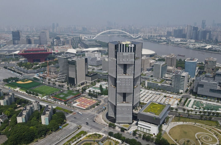 位于上海浦東新區(qū)世博園區(qū)的金磚國家新開發(fā)銀行總部大樓（2022年6月17日攝，無人機照片）。新華社記者 方喆 攝