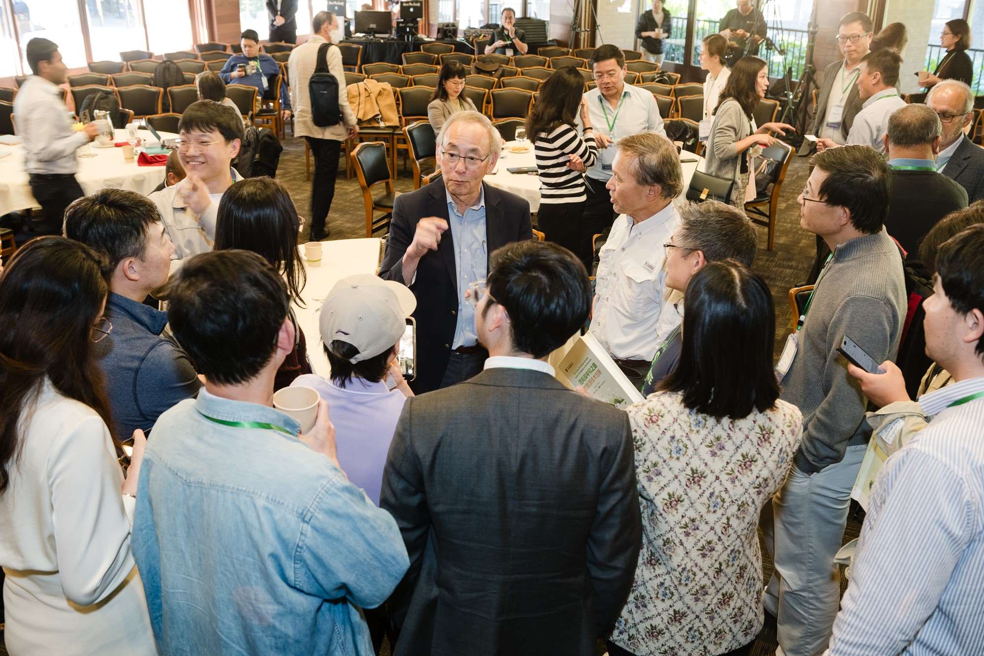 美國前能源部長、諾獎得主朱棣文教授在會場與參會者交流。馮超攝