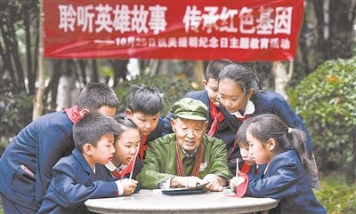 圖為89歲的抗美援朝老兵楊克美在向孩子們講述英雄故事。徐偉攝