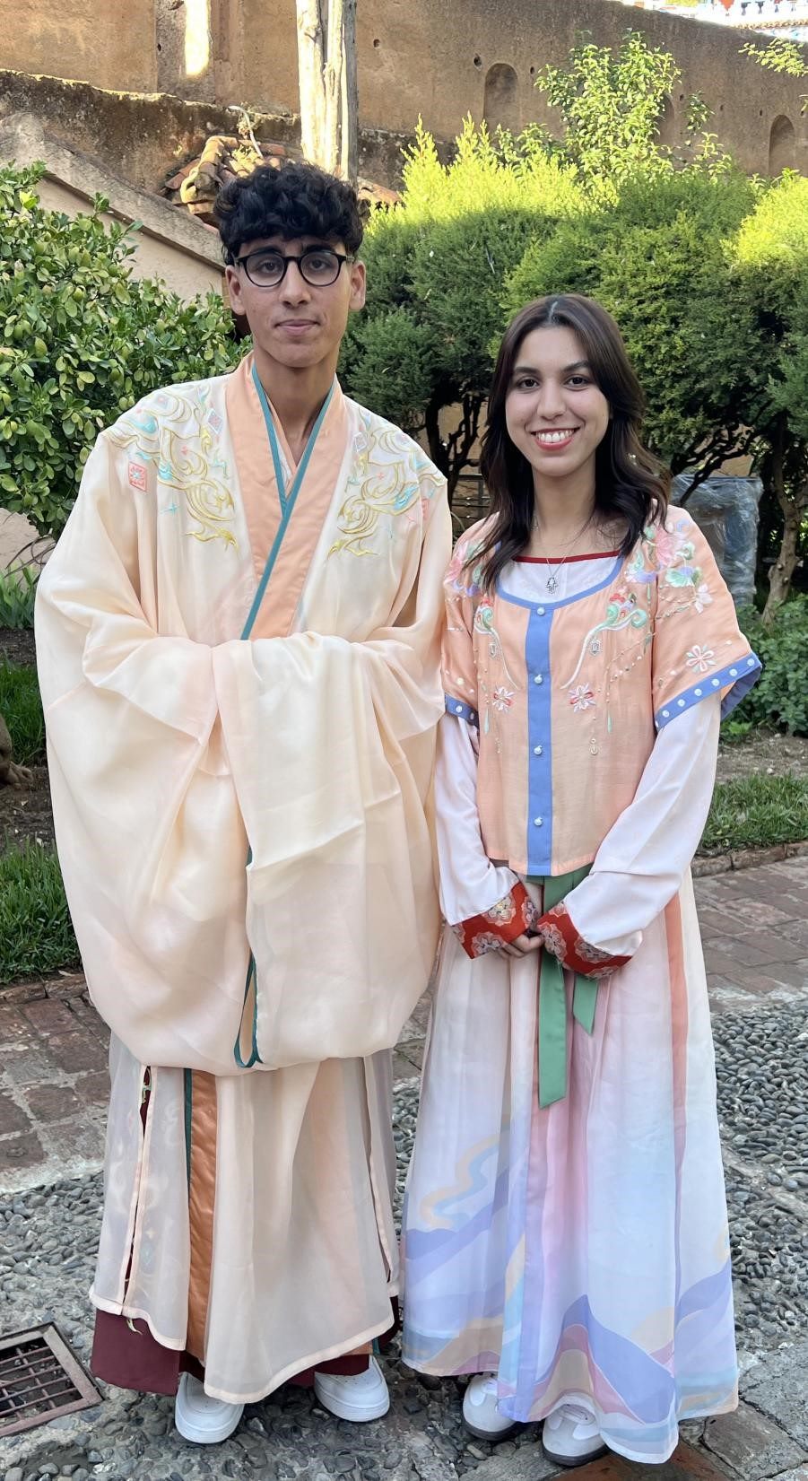 兩位青年試穿中國古代服裝。拉巴特中國文化中心供圖