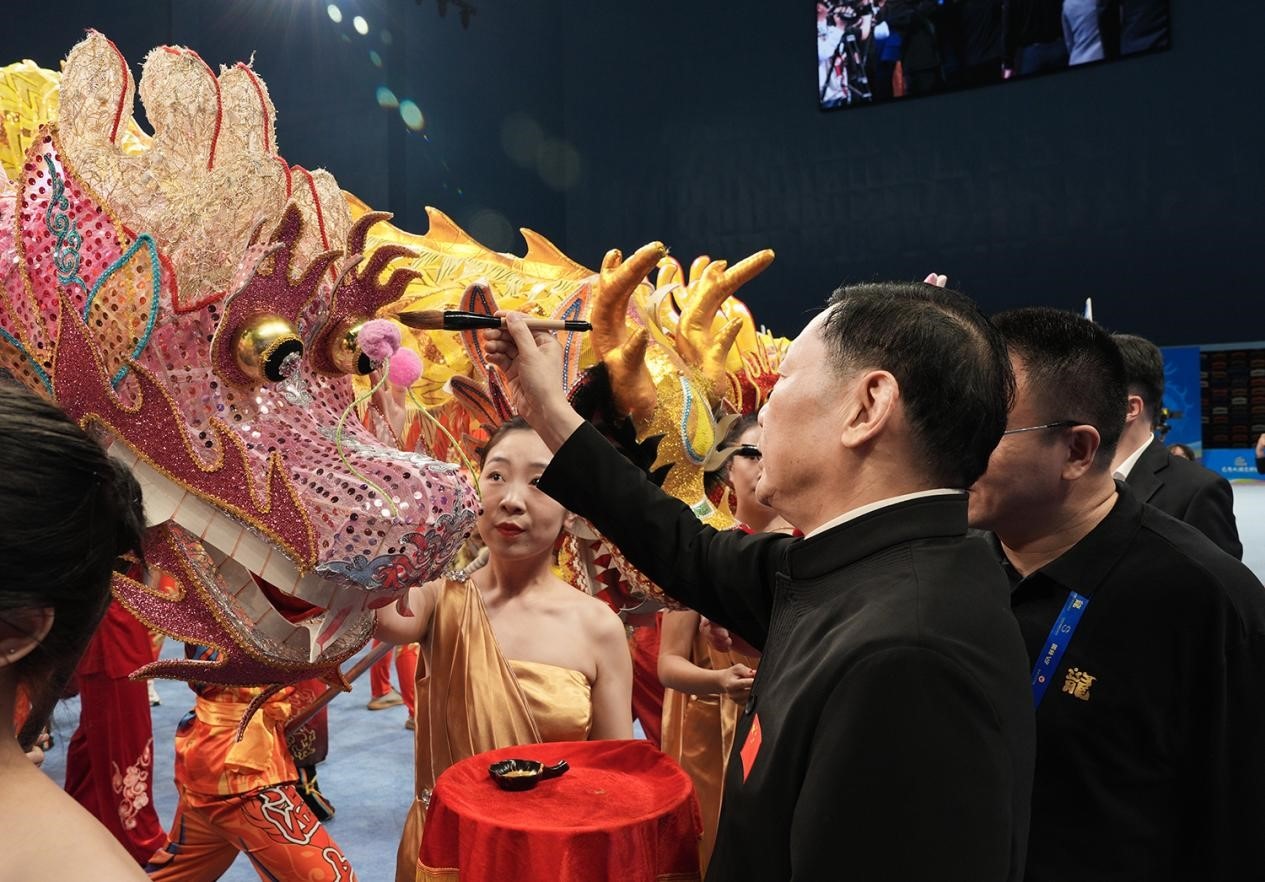 出席開(kāi)賽儀式的領(lǐng)導(dǎo)及嘉賓共同為參賽龍獅隊(duì)點(diǎn)睛。（受訪(fǎng)者供圖）