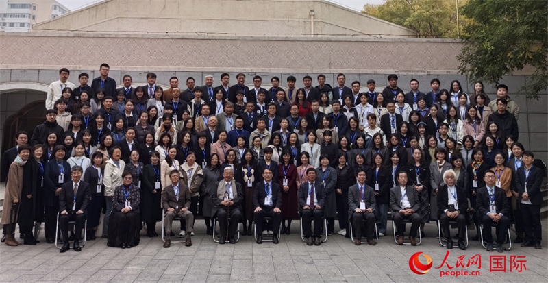 與會嘉賓合影留念。人民網(wǎng)記者 陳建軍攝
