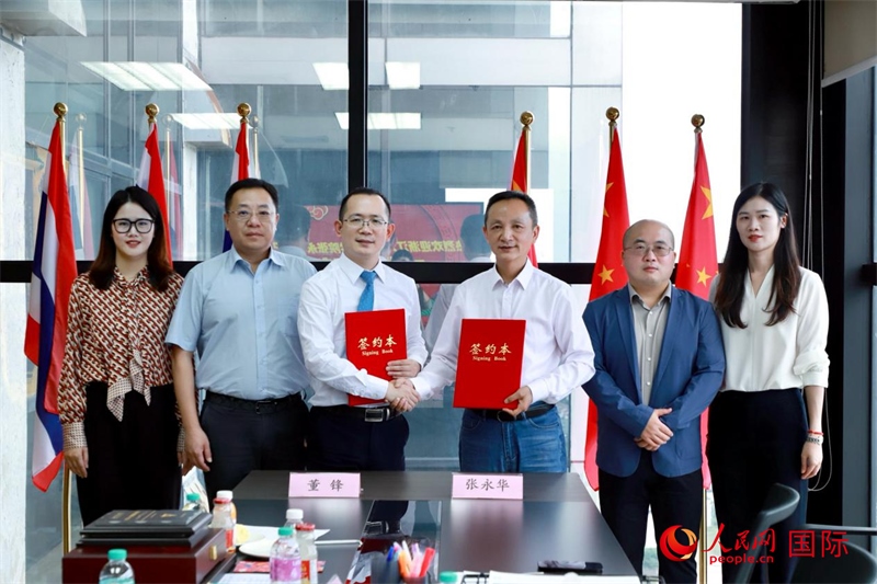 會談現(xiàn)場。左三為泰中僑商聯(lián)合會副主席董峰；右三為浙江大學(xué)光華法學(xué)院黨委書記張永華。人民網(wǎng)記者 簡承淵攝