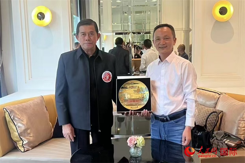 泰中友好協(xié)會會長、泰國前副總理功·塔帕朗西（左一）會見浙大團(tuán)組一行。人民網(wǎng)記者 簡承淵攝