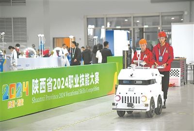 參賽選手在陜西省2024職業(yè)技能大賽新能源汽車智能化技術(shù)賽項比賽中。新華社記者 張博文攝