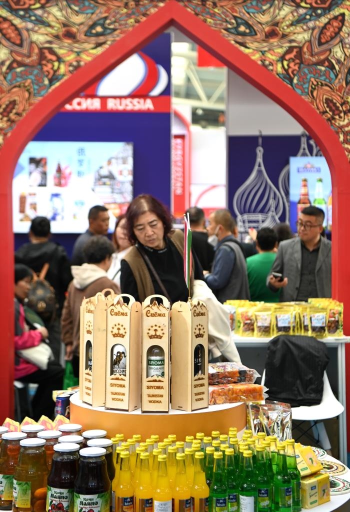10月25日，觀眾在楊凌農(nóng)高會(huì)上合組織國家農(nóng)業(yè)展區(qū)了解農(nóng)產(chǎn)品。新華社記者 鄒競一 攝
