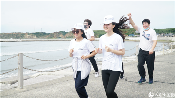 中日青年沿著海岸線奔跑前行。人民網(wǎng) 蔣曉辰攝
