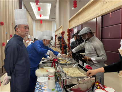 乍得友人品嘗中國(guó)美食煎餅。主辦方供圖