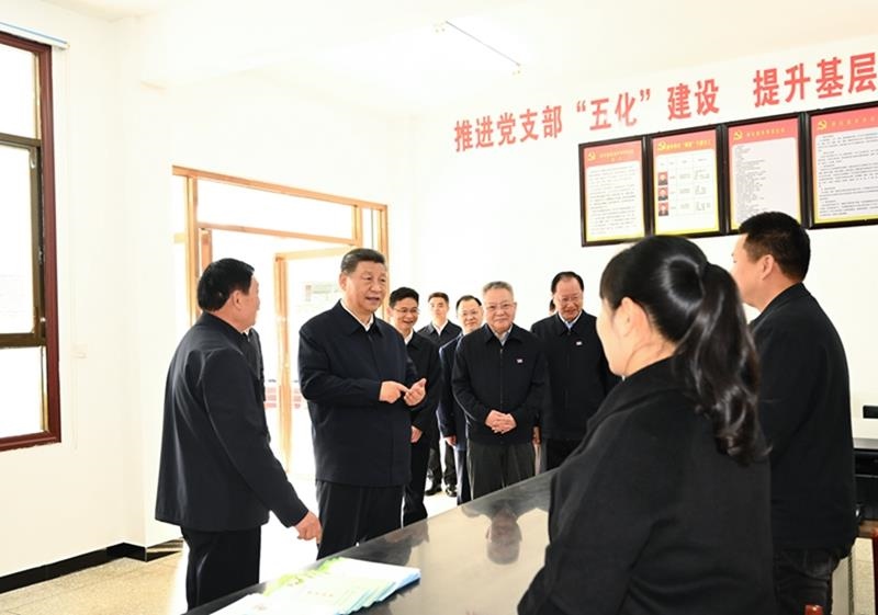 △2024年3月19日，習(xí)近平總書記在湖南省常德市鼎城區(qū)謝家鋪鎮(zhèn)港中坪村黨群服務(wù)中心了解當(dāng)?shù)貫榛鶎訙p負、提升基層治理效能等情況。