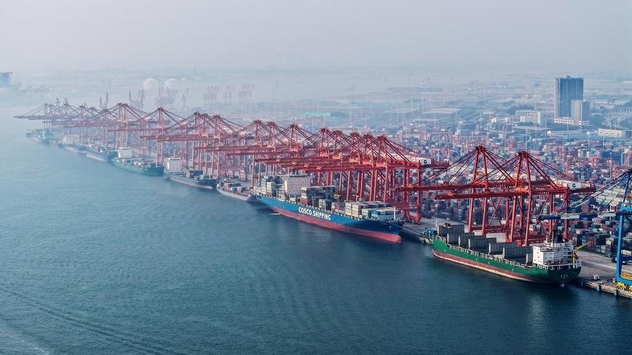 在廣西欽州港碼頭，多艘海輪在排隊卸貨（無人機照片，2024年3月28日攝）。新華社記者 張愛林 攝