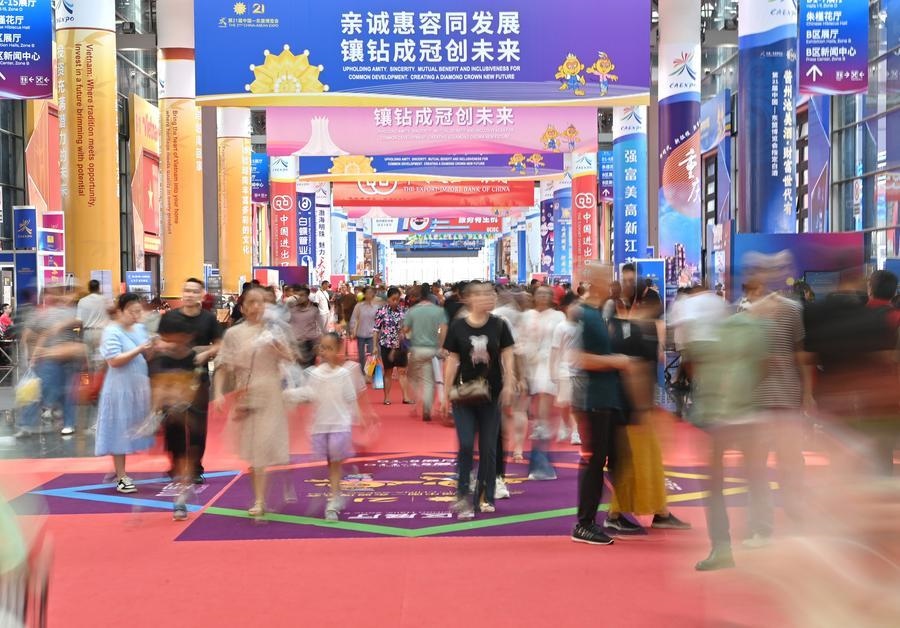 2024年9月28日，觀眾在廣西南寧市舉行的第21屆中國—東盟博覽會上參觀。新華社記者 周華 攝