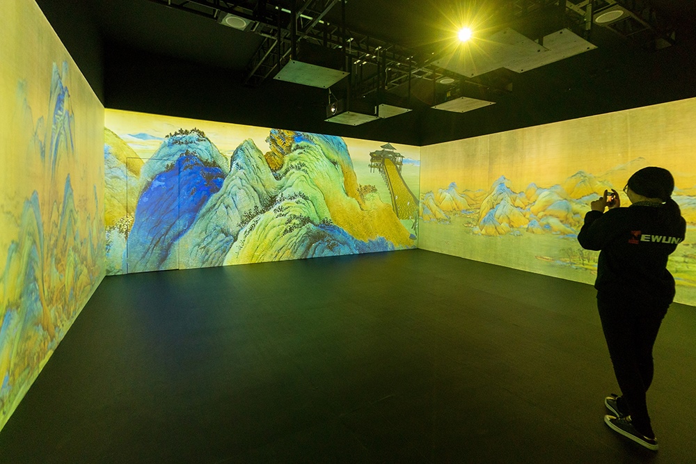 2019年1月29日，上海，市民在“千里江山圖科技藝術(shù)展”上參觀北宋名畫《千里江山圖》的AR全景展示并打卡拍照。