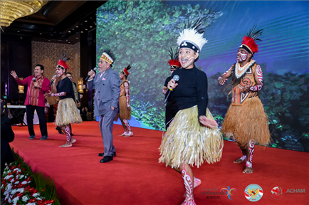 山東濟寧職業(yè)技術(shù)學(xué)校印尼巴布亞留學(xué)生演唱與大使一起演唱巴布亞傳統(tǒng)歌曲。印尼駐華大使館供圖