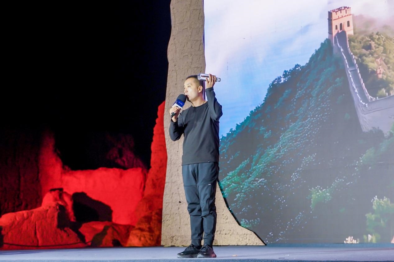 李剛在“何以中國·五星出東方”網(wǎng)絡(luò)主題宣傳活動現(xiàn)場演講。人民視頻供圖