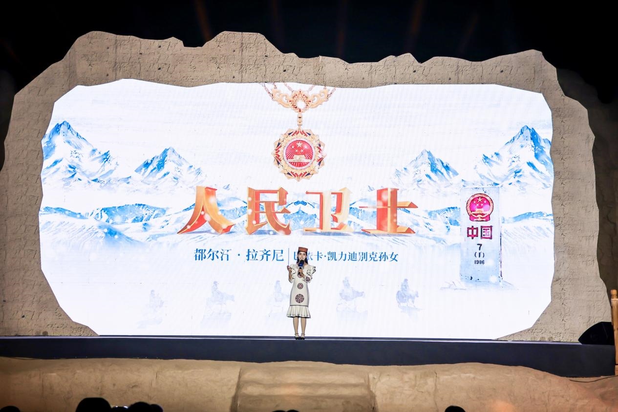 都爾汗·拉齊尼在“何以中國·五星出東方”網(wǎng)絡(luò)主題宣傳活動現(xiàn)場演講。人民視頻供圖