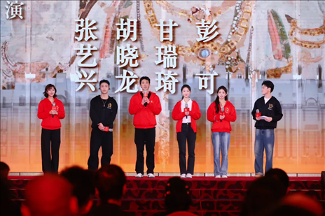 《受到召喚·敦煌》眾演員與現(xiàn)場(chǎng)觀眾互動(dòng)交流。主辦方供圖