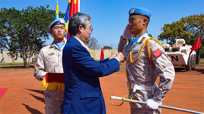 中國駐南蘇丹大使馬強(qiáng)為維和官兵授勛。謝坤攝