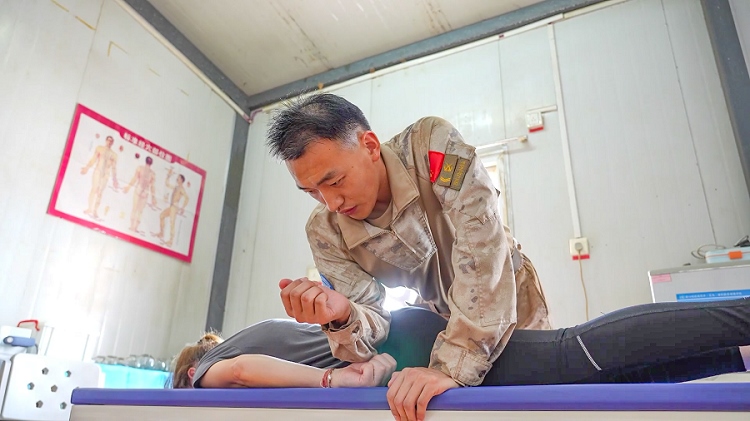 體驗中醫(yī)推拿。王軍杰攝