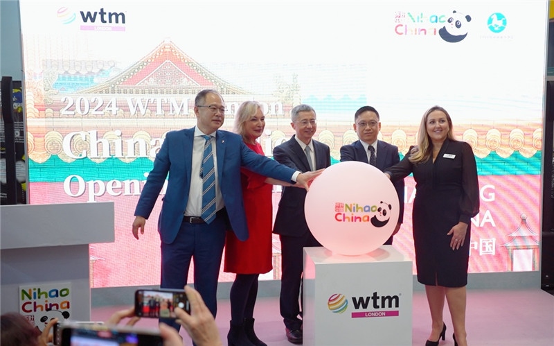 中外嘉賓為中國館開幕點亮水晶球。吳若鳴攝