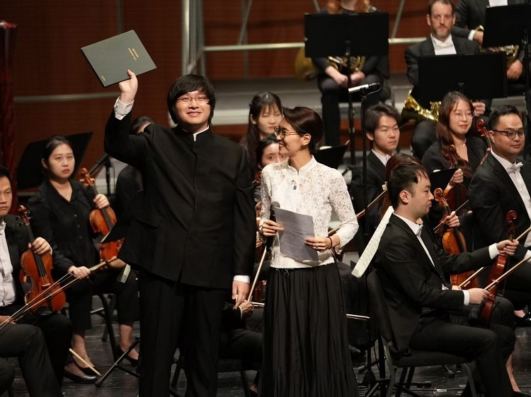 小澤征良向俞潞贈送小澤征爾使用過的《第五交響曲》樂譜。演出方供圖