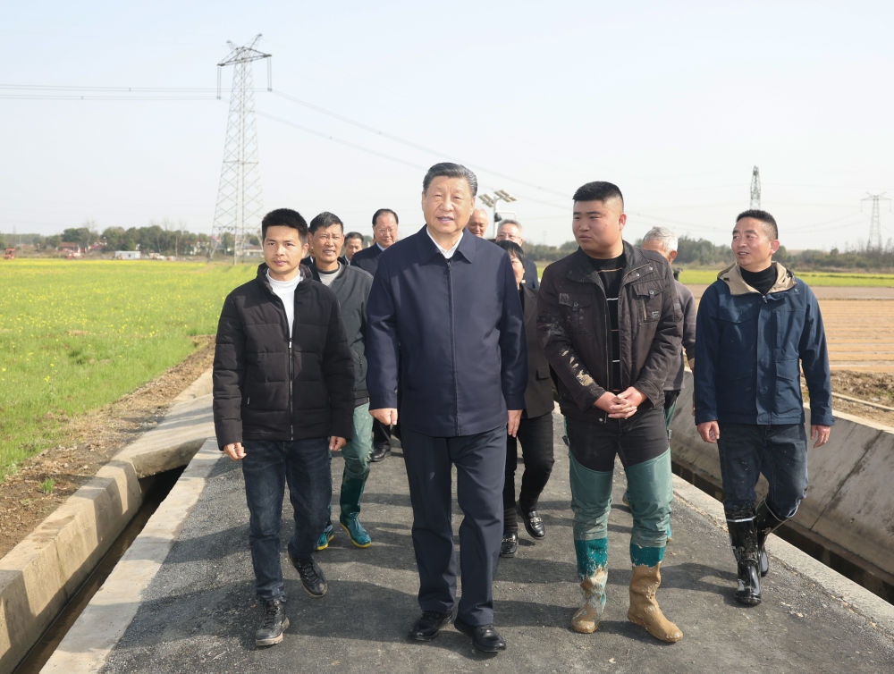 2024年3月19日，習(xí)近平在湖南省常德市鼎城區(qū)謝家鋪鎮(zhèn)港中坪村，同種糧大戶、農(nóng)技人員、基層干部親切交流。習(xí)近平強(qiáng)調(diào)：“要建設(shè)好高標(biāo)準(zhǔn)農(nóng)田，推行適度規(guī)模經(jīng)營(yíng)，加強(qiáng)政策支持和示范引領(lǐng)，加大良種、良機(jī)、良法推廣力度，在精耕細(xì)作上下功夫，進(jìn)一步把糧食單產(chǎn)和品質(zhì)提上去，讓種糧也能夠致富，進(jìn)而吸引更多農(nóng)戶參與發(fā)展現(xiàn)代化大農(nóng)業(yè)，真正把中國(guó)特色農(nóng)業(yè)現(xiàn)代化之路走穩(wěn)走扎實(shí)?！? width=