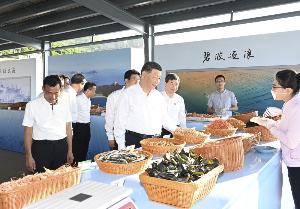 2024年10月15日，習(xí)近平在福建省漳州市東山縣陳城鎮(zhèn)澳角村考察時(shí)，了解海鮮干貨和漁獲產(chǎn)品交易情況。習(xí)近平指出：“村級(jí)黨組織要發(fā)揮火車頭作用，帶領(lǐng)鄉(xiāng)親們做好‘?！奈恼?，在鄉(xiāng)村振興、共同富裕的道路上一往無(wú)前?！? width=