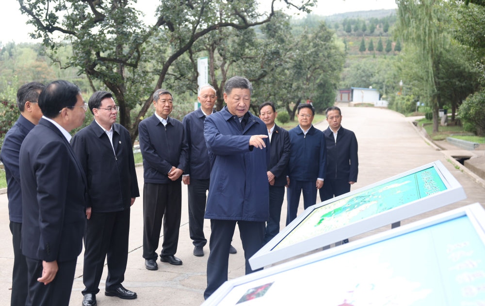 2024年9月11日，習(xí)近平在甘肅省天水市麥積區(qū)南山花牛蘋果基地考察時(shí)，聽(tīng)取引洮供水工程情況匯報(bào)。當(dāng)?shù)弥?00萬(wàn)群眾從此告別苦咸水后，總書(shū)記十分高興。他要求加強(qiáng)維護(hù)和管理，讓這項(xiàng)工程在沿線群眾生產(chǎn)生活中發(fā)揮更大效用。