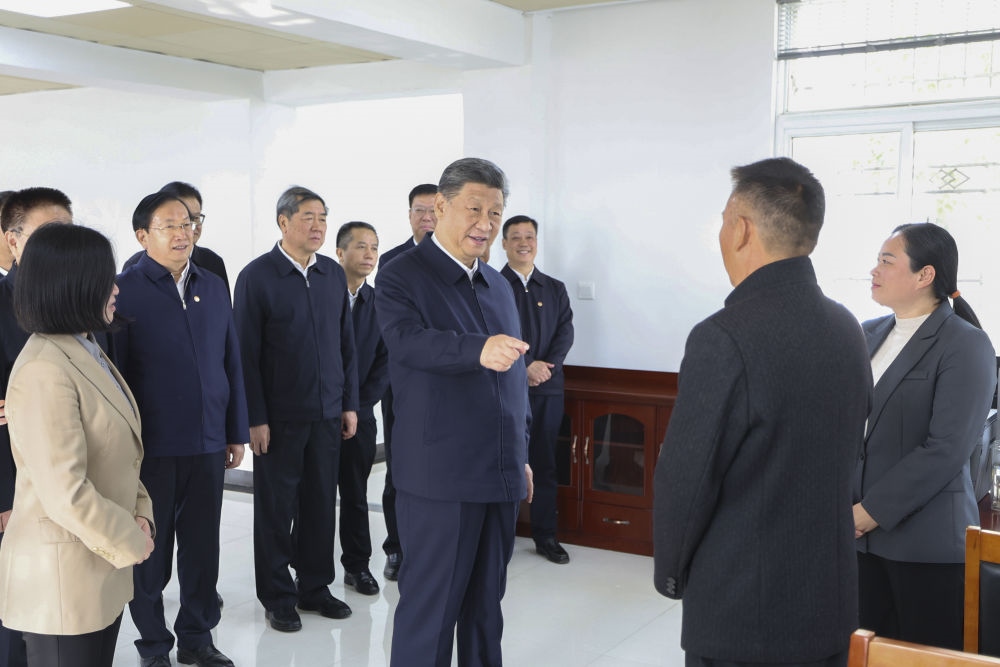 2024年11月5日，習(xí)近平在湖北省咸寧市嘉魚(yú)縣潘家灣鎮(zhèn)四邑村黨群服務(wù)中心考察。習(xí)近平指出：“要持續(xù)為基層減負(fù)，讓基層干部能夠用更多時(shí)間和精力來(lái)服務(wù)群眾。”