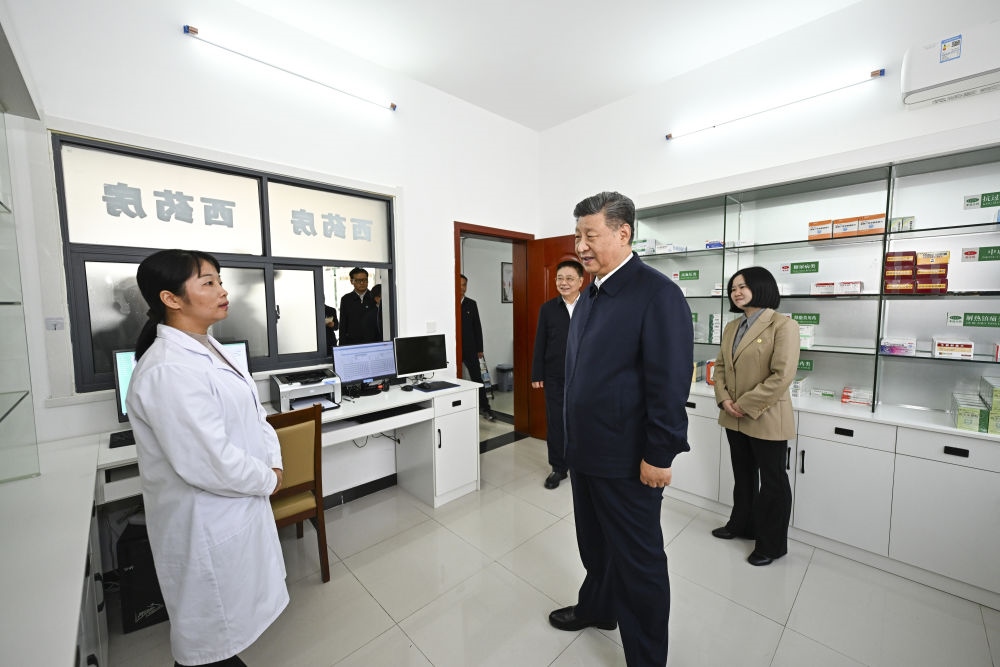 2024年11月5日，習(xí)近平在湖北省咸寧市嘉魚(yú)縣潘家灣鎮(zhèn)四邑村衛(wèi)生室考察。習(xí)近平指出：“要進(jìn)一步加強(qiáng)黨建引領(lǐng)，抓住‘一老一小’這個(gè)重點(diǎn)，更加精準(zhǔn)有效地為群眾排憂解難?！? width=