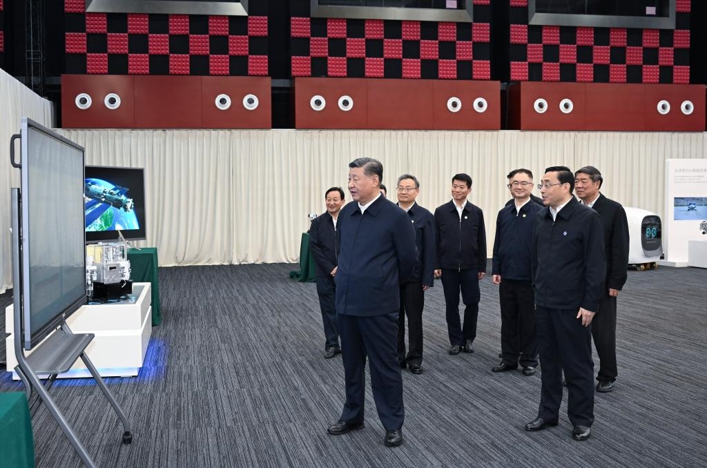 2024年10月17日，習(xí)近平總書記在合肥濱湖科學(xué)城察看安徽省重大科技創(chuàng)新成果集中展示。新華社記者 謝環(huán)馳 攝