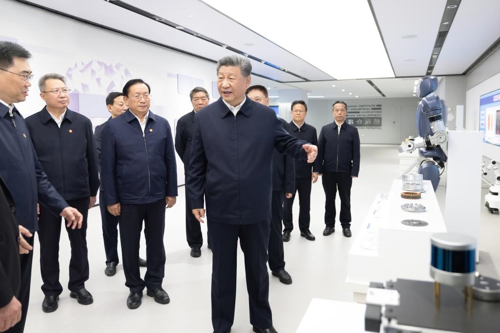 2024年11月5日，習(xí)近平總書記在武漢產(chǎn)業(yè)創(chuàng)新發(fā)展研究院考察。新華社記者 鞠鵬 攝