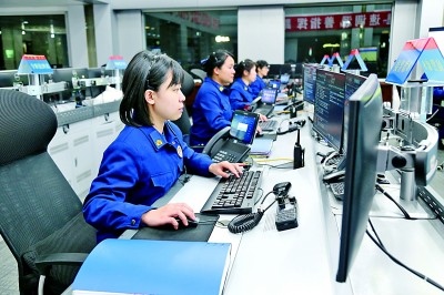  廣東省廣州市消防救援支隊(duì)指揮中心的接警調(diào)度員24小時(shí)待命。圖片由國(guó)家消防救援局提供