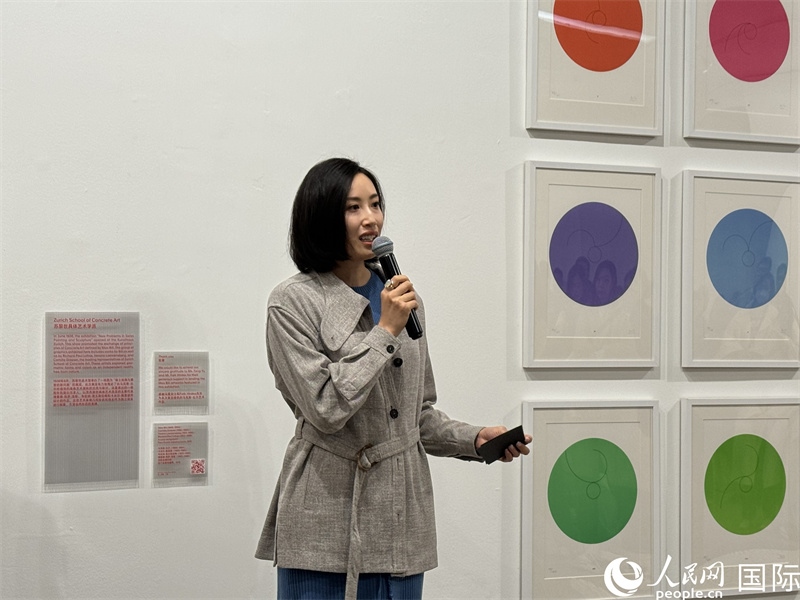 11月8日，今日美術(shù)館館長張然在“瑞士經(jīng)典設(shè)計展”開幕式上發(fā)表致辭。（人民網(wǎng) 謝瑩攝）