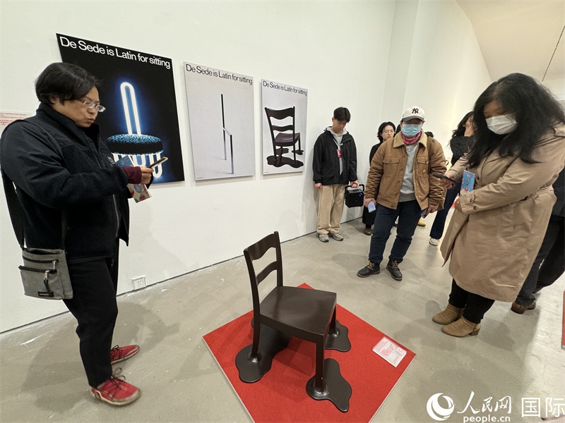 11月8日，觀眾在“瑞士經(jīng)典設(shè)計展”作品前駐足欣賞。（人民網(wǎng) 謝瑩攝） 
