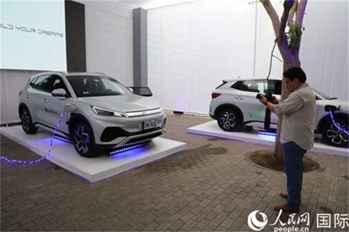 圖為秘魯媒體記者正在拍攝現(xiàn)場展出的比亞迪電動汽車。 人民網(wǎng)記者姜波攝
