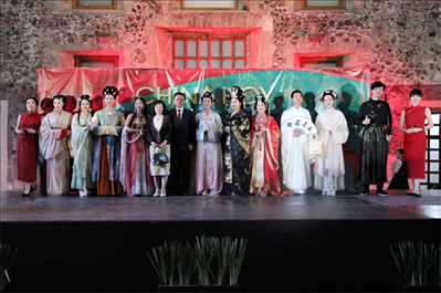 墨西哥華人婦女聯(lián)合總會(huì)木蘭藝術(shù)團(tuán)的中國古代服裝表演。主辦方供圖