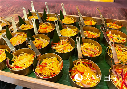 馬來(lái)西亞美食節(jié)現(xiàn)場(chǎng)準(zhǔn)備的美食。人民網(wǎng) 王婧攝