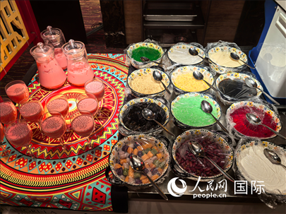 馬來(lái)西亞美食節(jié)現(xiàn)場(chǎng)準(zhǔn)備的美食。人民網(wǎng) 楊春燕攝