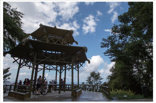 在巴西里約熱內(nèi)盧市內(nèi)的蒂茹卡國(guó)家森林公園里，有一座風(fēng)光獨(dú)一無(wú)二的觀景臺(tái)，名為“中國(guó)亭”，是為紀(jì)念曾經(jīng)在這里種植茶葉的中國(guó)茶農(nóng)而修建，如今已成為當(dāng)?shù)氐闹坝^。（圖源：新華社）