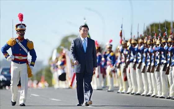 當(dāng)?shù)貢r(shí)間2014年7月17日，國(guó)家主席習(xí)近平在巴西利亞出席時(shí)任巴西總統(tǒng)舉行的歡迎儀式。 新華社記者謝環(huán)馳攝