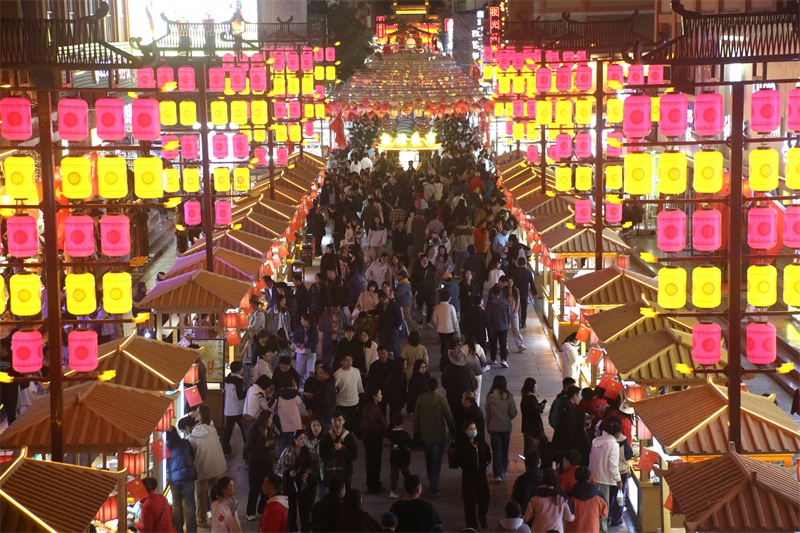 敦煌夜市。敦煌市委宣傳部供圖，張曉亮攝