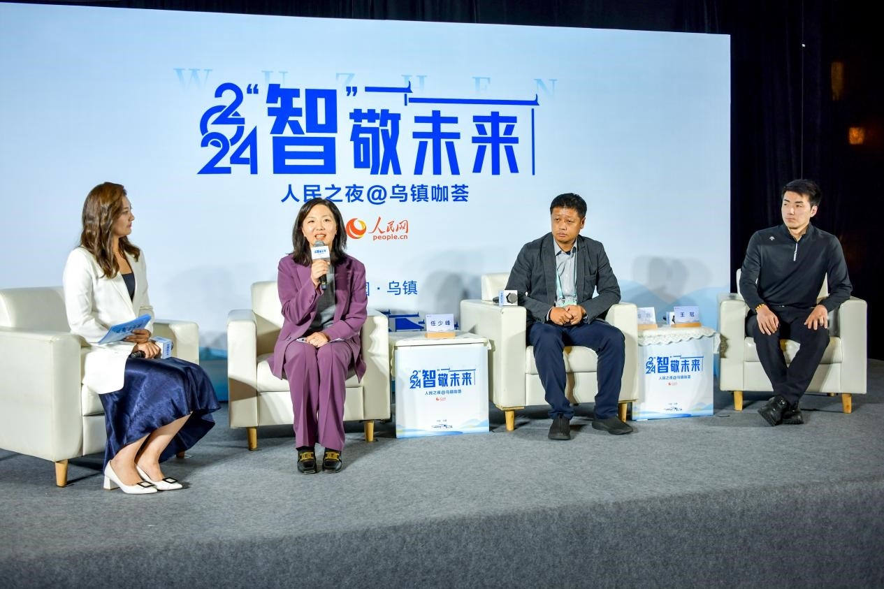 在對話環(huán)節(jié)，趣丸科技總編輯、副總裁任少峰，星云智慧機(jī)器人CEO李明，可之教育大模型創(chuàng)始人王冠討論“人工智能如何惠及大眾”。人民網(wǎng)記者 任峰濤攝
