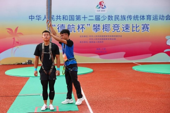 11月23日，工作人員為上海隊選手付樂樂（左）系安全繩。新華社記者 楊植森 攝