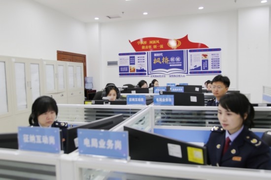 凱里市稅務(wù)局線上集約處理中心。姜潤靜攝