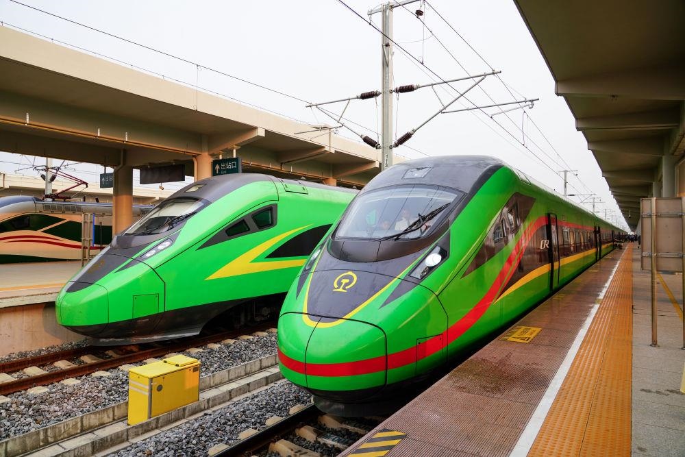 截至2024年7月5日，中老鐵路國(guó)際旅客列車?yán)塾?jì)開(kāi)行滿1000列，極大地便利了沿線民眾出行。