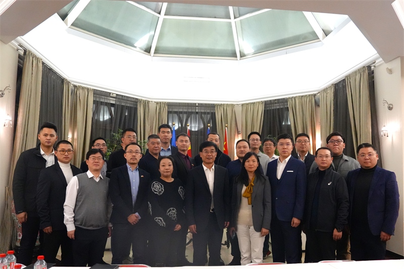 集體合照。中國駐烏克蘭大使館供圖