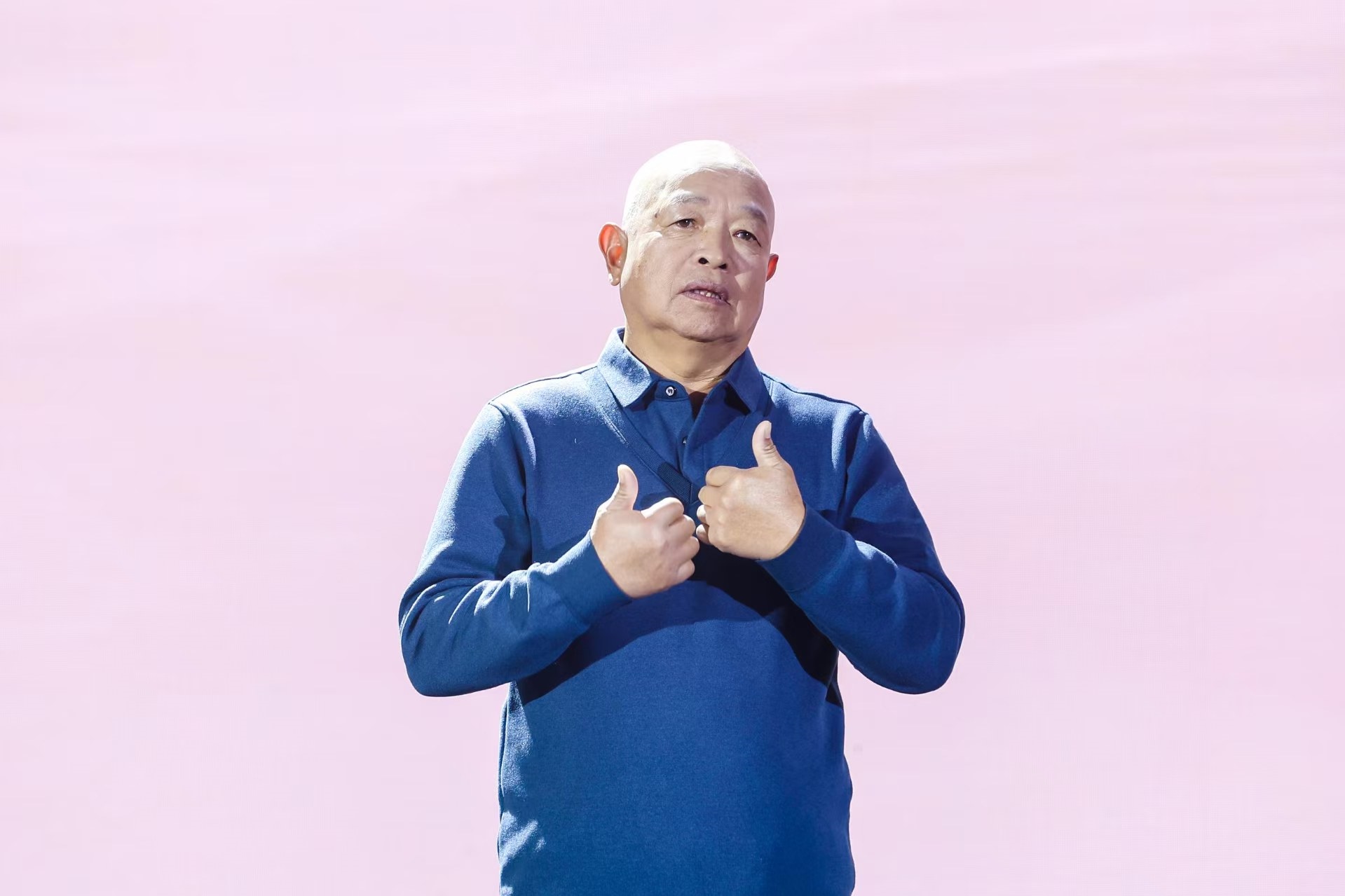 “山東好人”、煙臺(tái)市無聲洗車場(chǎng)經(jīng)理柳興濤。人民視頻供圖。