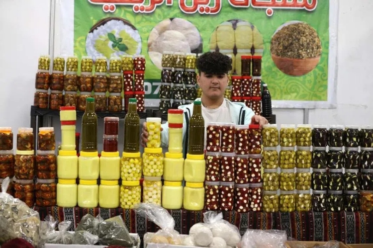 一名展商在展示各式各樣的橄欖制品。納達(dá)爾·達(dá)烏德攝
