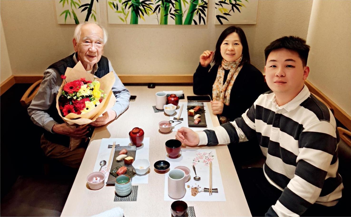 佐佐木俊一與彭林（中）、彭俊霖（右）在一起。